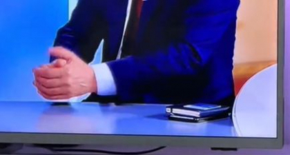 Imagini virale cu Nicușor Dan: Președintele ales, surprins având pe birou abonamentul de la metrou (VIDEO)