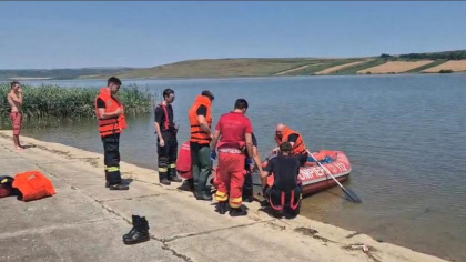 Un tânăr s-a aruncat în lac să se răcorească și nu a mai ieșit. Soția sa, însărcinată, a privit întreaga scenă de pe margine