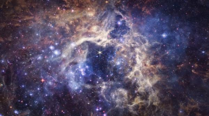 Astronomii au descoperit o galaxie „înghețată în timp” de miliarde de ani