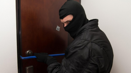Hoţ filmat în timp ce încearcă uşile apartamentelor! Ar fi dat 4 astfel de spargeri