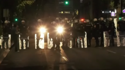 VIDEO Proteste de amploare: Zeci de mii de oameni s-au adunat în centrul orașului și cer alegeri anticipate-Opozanții lui Aleksander Vucic aruncă Serbia în aer