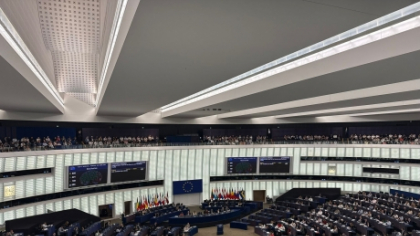Scenă tensionată la Bruxelles din cauza moțiunii anti-von der Leyen: 'Servește intereselor doar lui Putin și Trump' / Calcule politice și avertismente dure