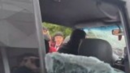 VIDEO. Maşina în care se afla preşedintele Ecuadorului a fost atacată: ”500 de persoane au apărut”