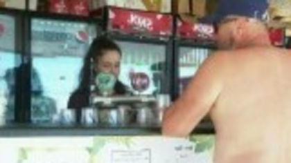 Criză de bacșiș pe litoral. Cei care muncesc pe plajă sau în restaurante spun că turiștii sunt tot mai zgârciți
