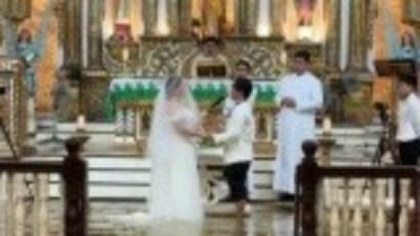 Motivul pentru care doi tineri s-au căsătorit cu apa până la genunchi în biserică