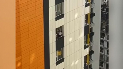 Momentul în care o femeie spală geamurile de la etajul 27 fără echipament de siguranță a fost filmat: „S-a născut în centrul de antrenament al cosmonauților” | VIDEO