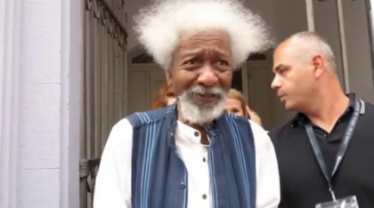 Cine este Wole Soyinka, nigerianul de 90 de ani, păcălit de un taximetrist lacom din Otopeni. A fost premiat cu Nobel pentru literatură