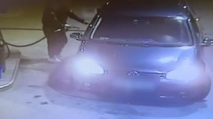 Un bărbat din Timișoara, supărat foc pe un Volkswagen Golf, a dus mașina într-o benzinărie și a stropit-o cu benzină