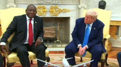 Trump l-a umilit în Biroul Oval pe președintele sud african Cyril Ramaphosa. Imaginile pe care i le-a prezentat și pentru care i-a cerut explicații VIDEO