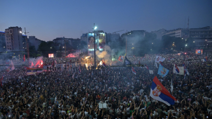 Zeci de mii de persoane s-au adunat să protesteze la Belgrad și să ceară alegeri anticipate