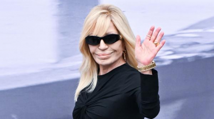 Apariţie supriză a Donatellei Versace pe platourile de filmare ale filmului „Diavolul se îmbracă de la Prada 2”