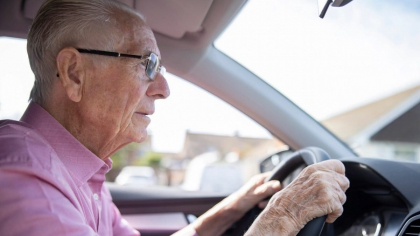 Până la ce vârstă ai voie să conduci în România. Ce spune legea şi ce se pregăteşte la nivel european