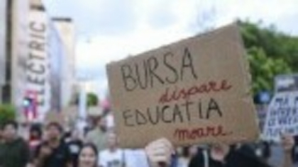 Sute de elevi și studenți au protestat în Piața Victoriei împotriva reducerii burselor. „Nu ne vindeți viitorul"
