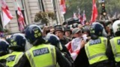 26 de polițiști au fost răniți la protestul lui Tommy Robinson din Londra. 25 de persoane au fost arestate. GALERIE FOTO