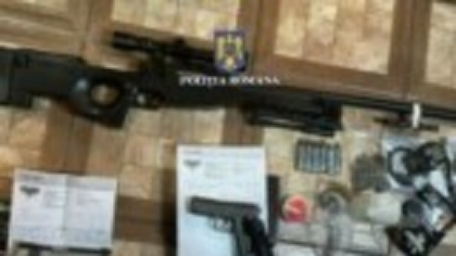 Percheziții de amploare în Timiș. Anchetatorii au găsit puști și pistoale neletale ilegale