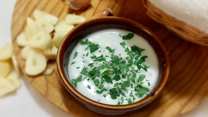 Cu ce să amesteci mujdeiul pentru friptură ca să iasă și mai bun. Ingredientul din grădina bunicii face toată diferența