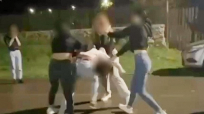 Bătaie din cauza geloziei între cinci fete din Constanța. Băieții nu au intervenit