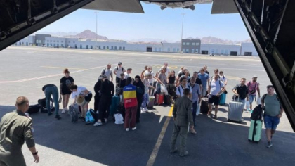 15 români și familiile lor au fost evacuați din Iran. Anunțul MAE