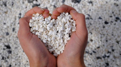 Pe ”Plaja Popcorn” nu stai pe șezlong și nu mergi să faci baie. Dincolo de imaginile ireale, există o explicație pentru nisipul bizar
