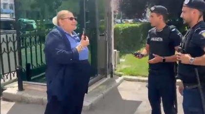 La Guvern, Diana Șoșoacă s-a certat cu jandarmii pentru că n-au lăsat-o să filmeze: Vrei să-l sun pe Bolojan să-i spun că mă abuzezi?