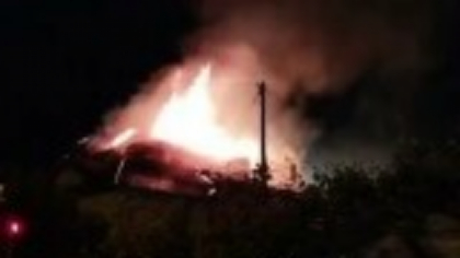 Incendiu violent în Galați. Acoperișul comun a 3 case au fost cuprinse de flăcări. De la ce ar fi pornit focul