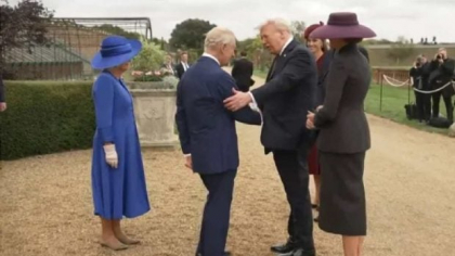 Donald Trump nu s-a înclinat în fața Regelui și Reginei, încălcând grav eticheta