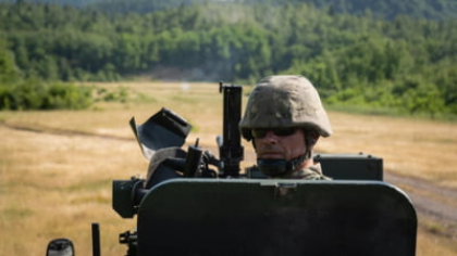 Polițiștii și cadrele militare ar putea ajunge la închisoare dacă se angajează ca mercenari.  Proiectul de OUG prevede și pensionare la 65 de ani