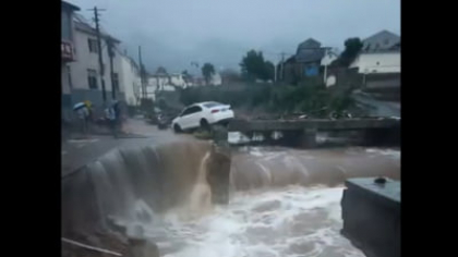 Inundații devastatoare în China. Două persoane au murit, iar alte zece au fost date dispărute VIDEO