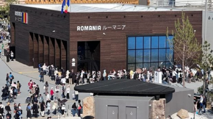 Japonezii s-au adunat în fața Pavilionului României din Osaka să-i asculte pe muzicienii de la București: „Coada spune totul”