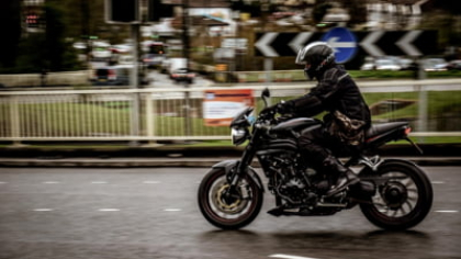 Un proiect de lege aduce schimbări importante pentru conducătorii de mopede și motociclete
