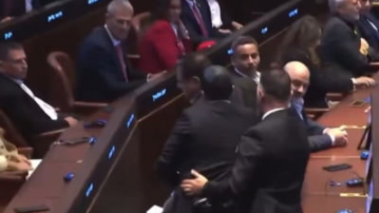 Discursul lui Donald Trump, întrerupt de un protest în Parlamentul israelian. Ca să acopere protestatarii, ceilalți parlamentari scandau numele președintelui VIDEO