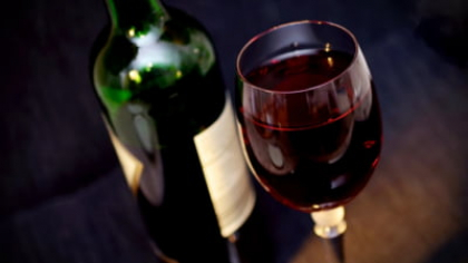 Legătura dintre consumul de alcool sau droguri sau dependența de jocuri de noroc și traumele din copilărie. Ce le-a lipsit copiilor deveniți dependenți