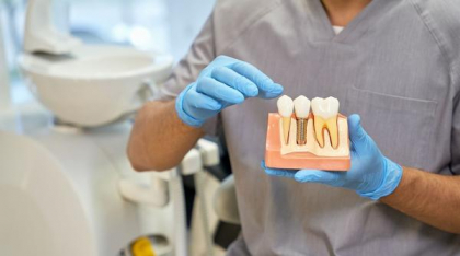 Caz șocant în Cehia: Un fals dentist a tratat zeci de pacienți după ce a învățat stomatologie pe internet