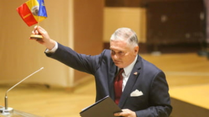 Adrian Zuckerman spune că nu trebuie dat jos premierul Bolojan. Ce oportunităţi vede în România fostul ambasador al SUA