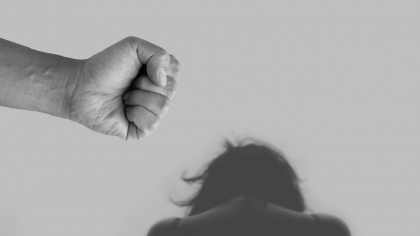 Două surori din Covasna, abuzate sexual timp de 4 ani de iubitul mamei lor. Femeia și-a dat acordul pentru violuri