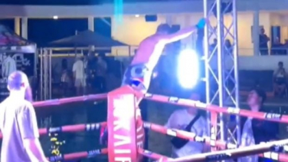 Momentul în care un boxer se electrocutează și leșină la un show cu luptători sub influența canabisului din Thailanda I VIDEO  