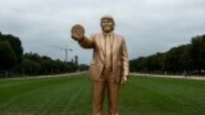 O statuie aurie cu Trump de aproape 4 metri, ținând în mână un Bitcoin, a apărut în fața Capitoliului. Ce semnifică