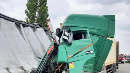 TIR românesc, implicat într-un accident grav în Ungaria, cu alte două autocamioane. Şoferul a rămas încarcerat, iar pasagera sa a murit