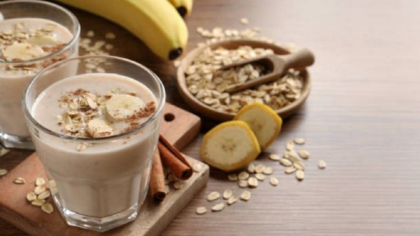 Smoothie-ul ușor de preparat pentru micul dejun, care oferă energie toată ziua și regenerează mușchii