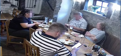O familie „făcută de râs” că n-a plătit patru fripturi și mai multe beri la restaurant a primit o mică avere despăgubire