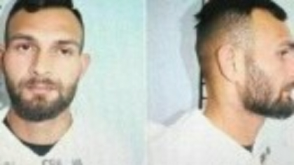 Tânărul cercetat pentru jaf armat a evadat de sub escorta poliției. A furat o bicicletă din curtea unui bătrân de 82 de ani