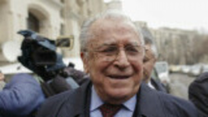 Ion Iliescu a fost diagnosticat cu cancer pulmonar. Fostul președinte rămâne internat
