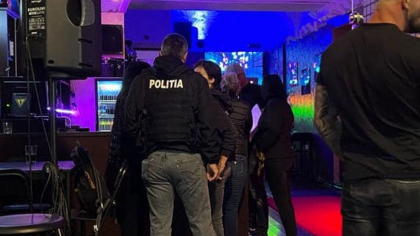 Tânără tăiată cu un cutter pe față, sâni și picioare, într-un club din Buzău. Agresoarea, geloasă că victima a venit în local cu fiul unui interlop