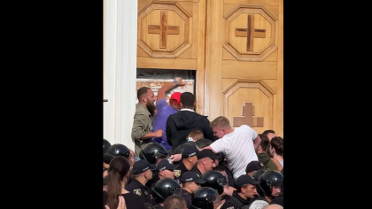 Bătaie la Catedrala Mitropolitană din Cernăuți. Mai multe persoane, inclusiv preoți, au fost rănite (VIDEO)