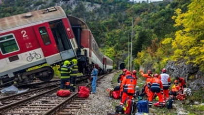 Coliziune violentă între două trenuri. Două persoane sunt în stare critică, alte 100 fiind rănite. Unde s-a produs accidentul feroviar VIDEO FOTO