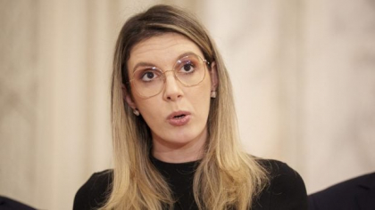 Diana Buzoianu s-a certat cu presa la Baia Mare iar un consilier județean a fost scos de jandarmi din sală