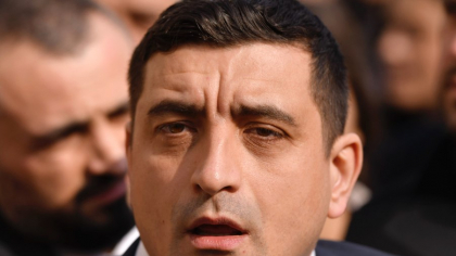 Cabina de vot, transformată în scenă de TikTok: Simpatizanți AUR, live de la urne cu manele pe fundal