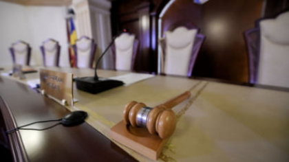 Un judecător de la Curtea de Apel Ploiești a decis să amâne, pentru a treia oară, judecarea dosarului legat de suspedarea deciziei CCR de a anula alegerile din 2024