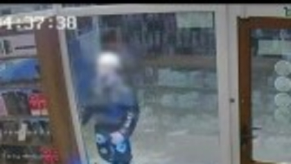 Un tânăr din Alexandria a spart un magazin de telefoane mobile apoi s-a lăudat cu asta pe TikTok: ”Ia uitați-vă ce am făcut!”