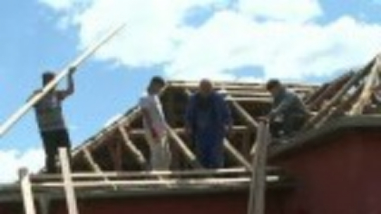 Furtuna puternică a distrus sute de locuințe într-o comună din Mehedinți. Oamenii încearcă să repare urgent acoperișurile